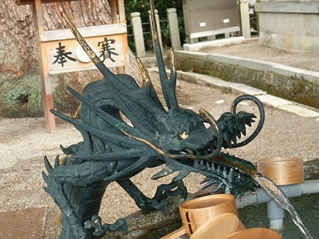 手水の龍。