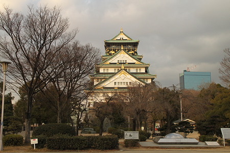 180 本丸公園内から天守閣を望む