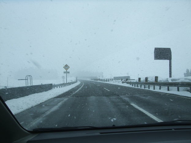 関越道は道路は融雪剤散布で雪はなし