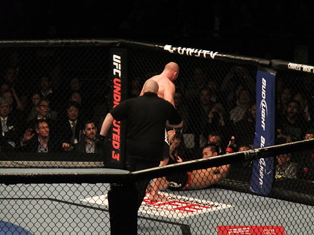 UFC 144 岡見勇信vsティム・ボーシュ (5)