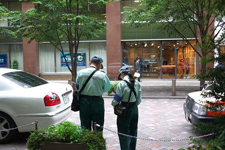 2011.08.27　丸の内仲通り　駐車監視員