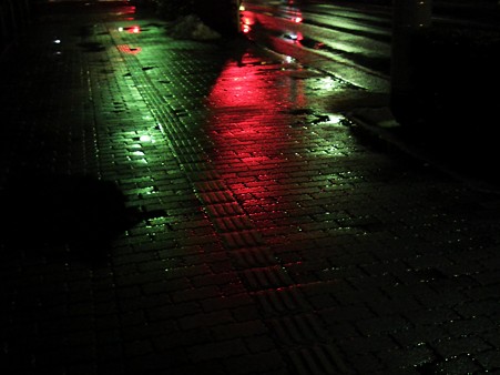 雨降る歩道で。