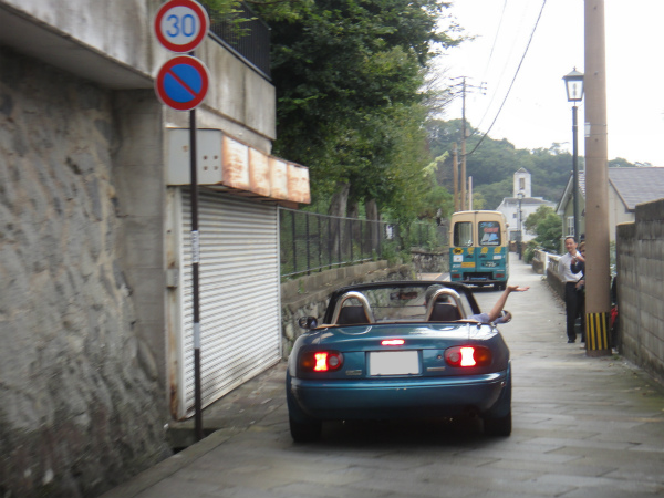 坂の上で助手席の人は車を降りる