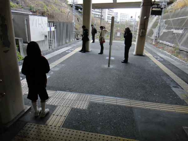 氷点下の朝に不自然な子どもが一人