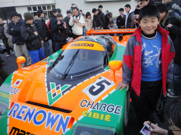 博物館では手を触れられない車をサーキットのコース上で触れる
