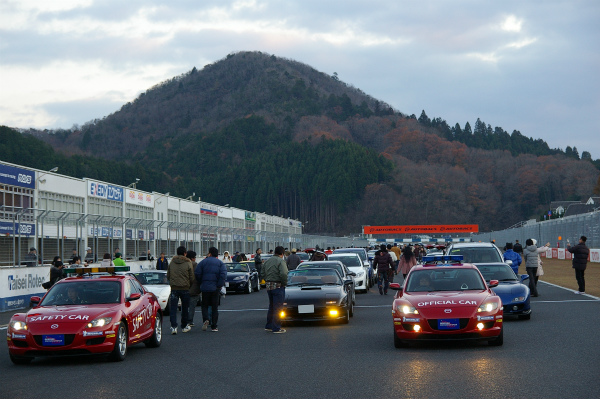 メインストレートに並ぶパレードランのマツダ車たち